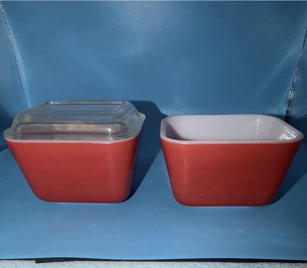 PYREX 2 Rectangular refrigerator dishes Red/White w/ 1 Clear Lid 4x3x3